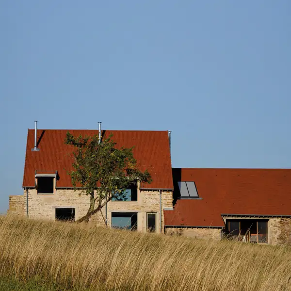 Erwan Bouroullec transforma una granja abandonada en su casa-taller