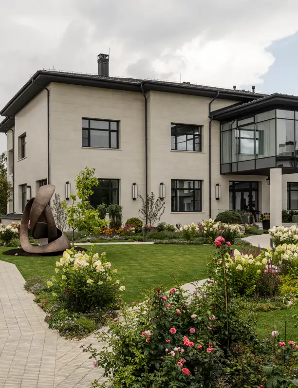 Una casa familiar donde el arte, la luz y los materiales nobles definen cada rincón