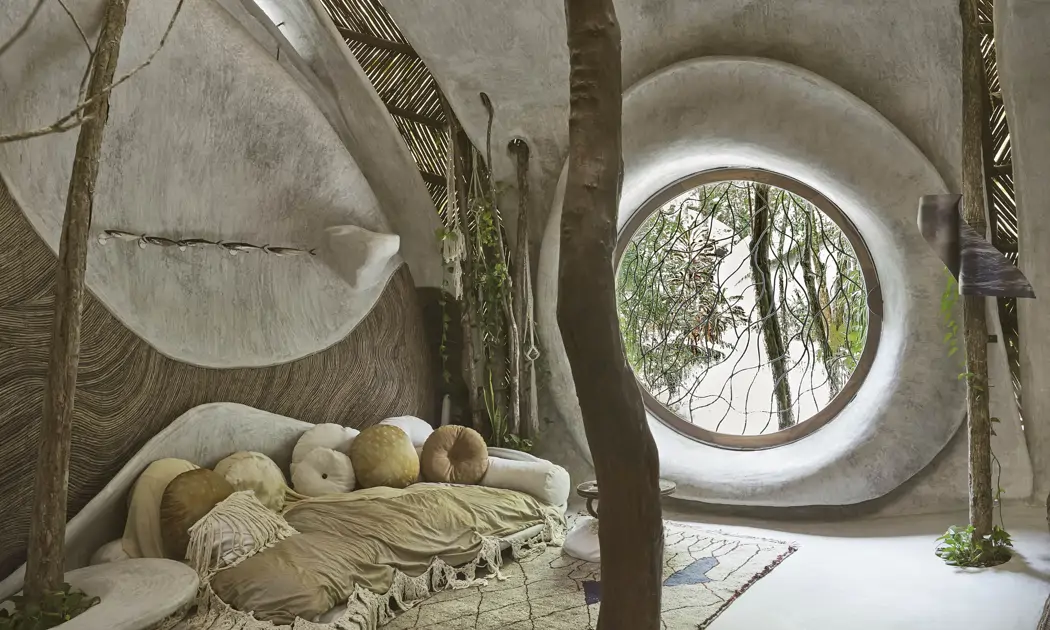 La casa del ecologista y arquitecto Eduardo Neira Roth: construida sin planos y con árboles que crecen en el interior