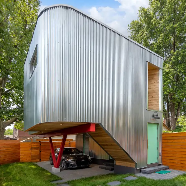 Una casa futurista que parece flotar en el aire construida para preservar un arce de más de 60 años