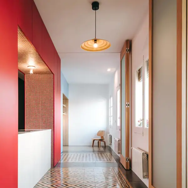 Sin tabiques: la original reforma de este piso en Madrid consigue dividir los espacios con muebles