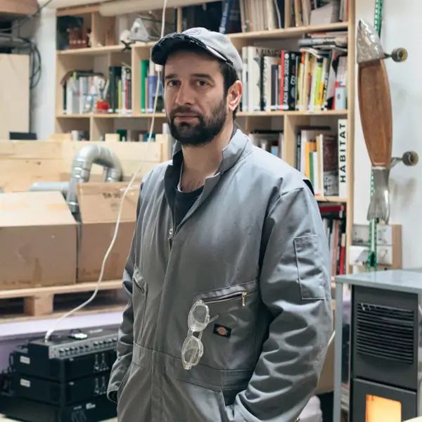 Circularidad, suprarreciclaje y localidad se dan la mano en el taller de Lucas Muñoz