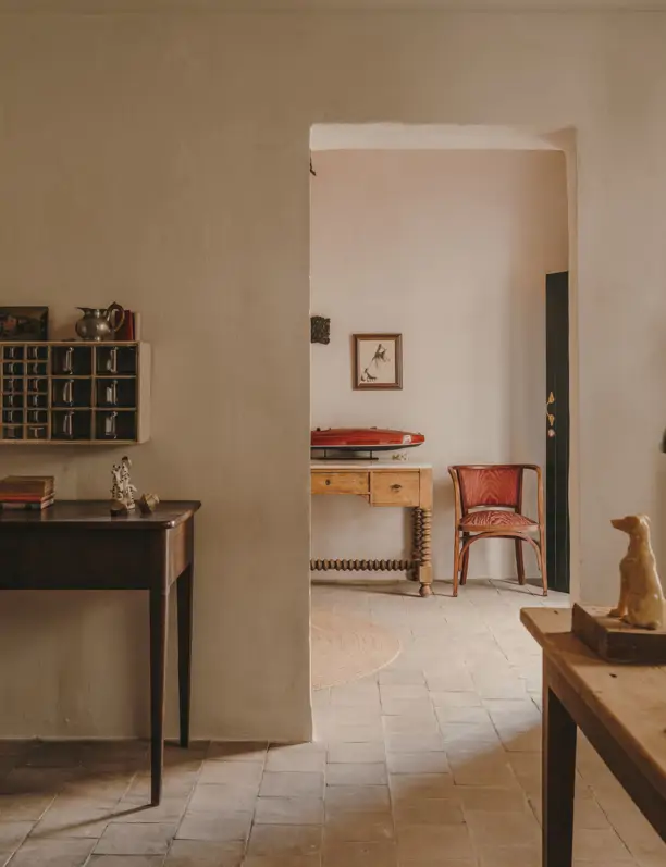 Un sencillo patio con piscina es el corazón de este refugio de playa con vistas al mar
